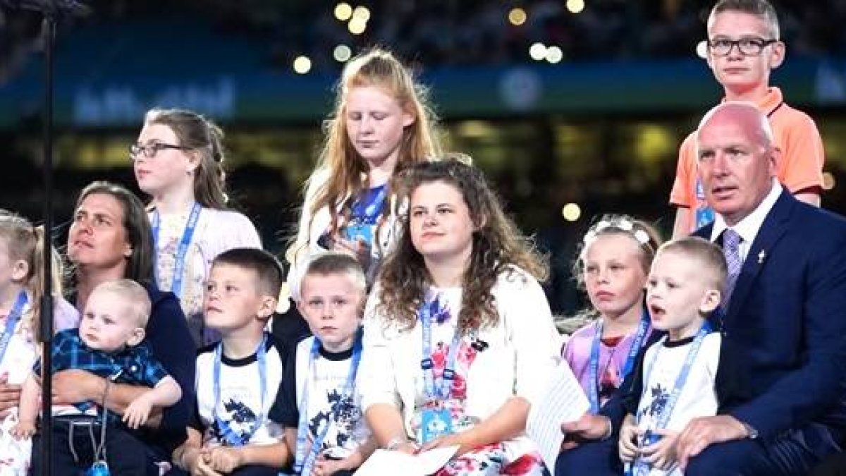 Damien, Mary y sus diez hijos escuchan al Papa Francisco durante su visita a Irlanda
