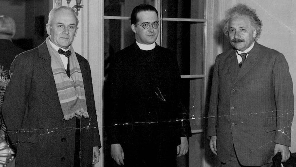 El sacerdote Georges Lemaître (1894-1966), creador de la teoría del Big Bang, entre dos colegas Premios Nobel de Física, Robert Millikan (1868-1953) y Albert Einstein (1879-1955), en una foto de 1933 en el California Institute of Technology.