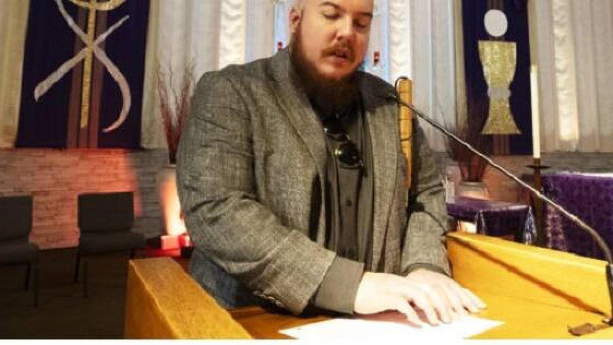 Ryan Rohrich perdió la vista hace diez años, emociona a muchos leyendo en braille en misa