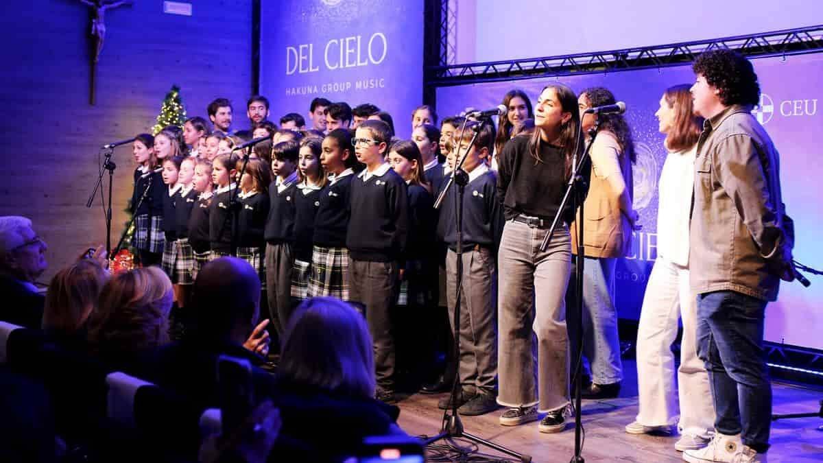 Un momento de la interpretación de un villancico por Hakuna y un coro escolar.
