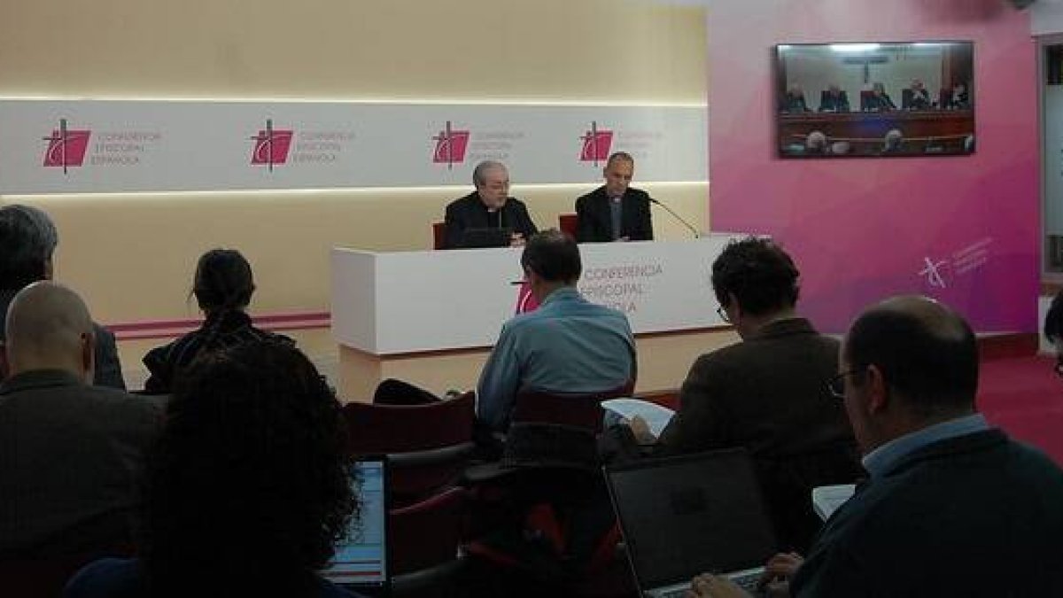 García Magán en el encuentro con periodistas tras la plenaria de los obispos