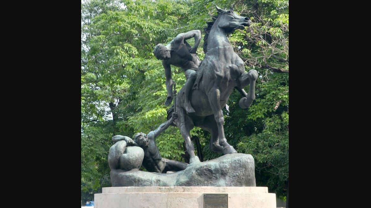 Conjunto escultórico 'Los portadores de la antorcha', de la artista estadounidense Anna Hyatt Huntington (1876-1973), inaugurada en 1955 junto a la Facultad de Medicina de la Universidad Complutense de Madrid. Foto: Wikipedia.