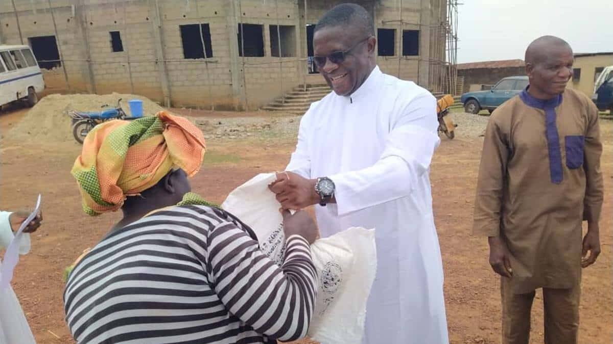 Cuando el padre Brown llega a una aldea, ya le están esperando desde hace horas con expectativas: 'Hay mucho anhelo de la Buena Nueva', explica. Foto: ACN.