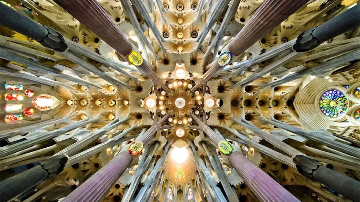 Así es la belleza que se muestra en el interior de la basílica de la Sagrada Familia de Barcelona diseñada por Antonio Gaudí