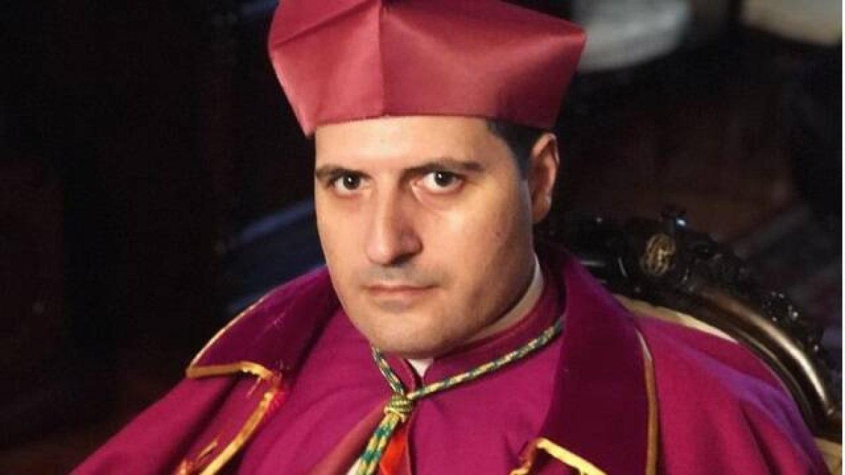 Aunque se vista de seda y pose en las fotos, Pablo de Rojas, no es el Superior de la entidad jurídica del Monasterio de Belorado