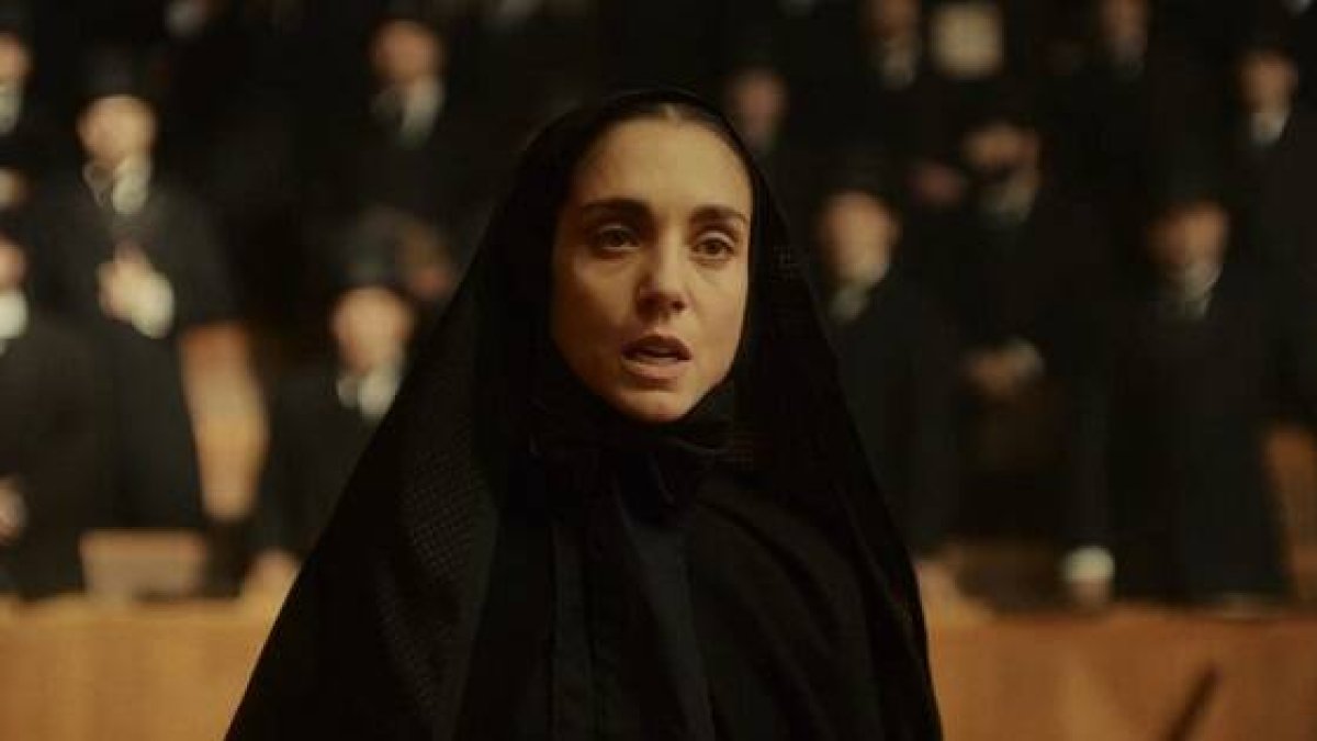 Cabrini ante los pomposos senadores italianos, es una madre doliente, madre de los migrantes