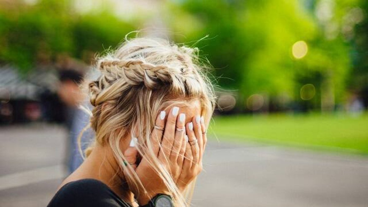 Una mujer se cubre las manos, triste o desesperada - foto de Abigail Keenan en Unsplash