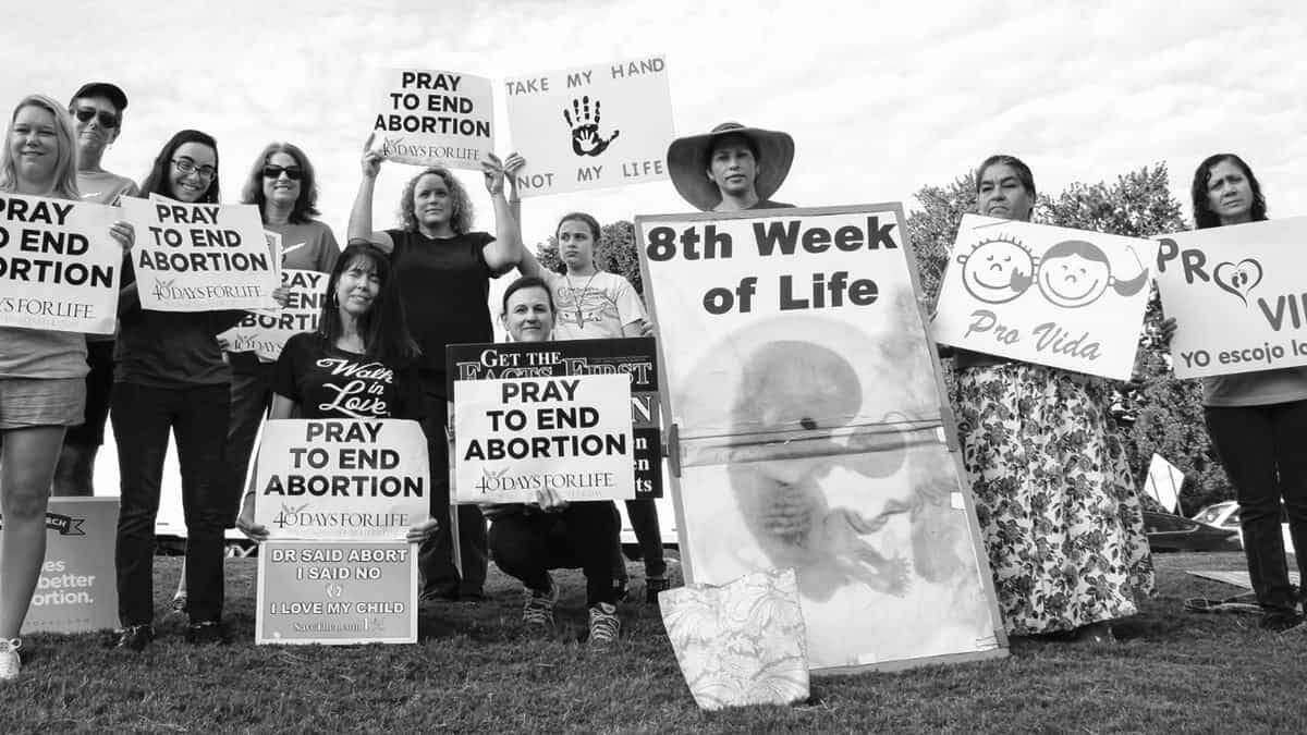 La experiencia de 40 Días por la Vida, una iniciativa basada en la oración ante los abortorios, muestra la eficacia del argumento sobrenatural contra el aborto, sin renunciar a la voz de la ciencia, la razón y la ley natural. Foto: 40 Days for Life.