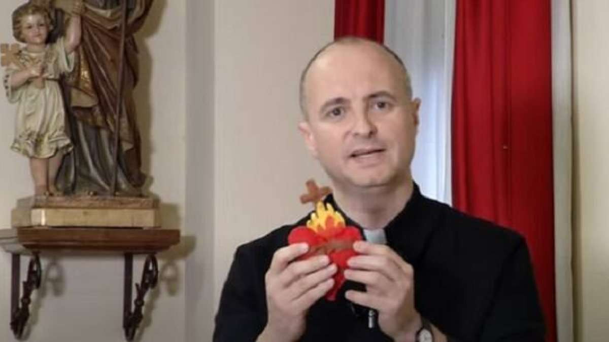 El sacerdote Santiago Arellano empieza a explicar la espiritualidad del sagrado Corazón en un ciclo de vídeos