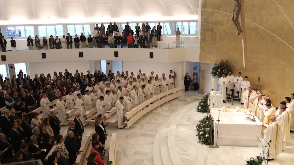 Con capacidad para 500 personas, la estructura alberga no solo una capilla sino también un Centro de formación en la fe.