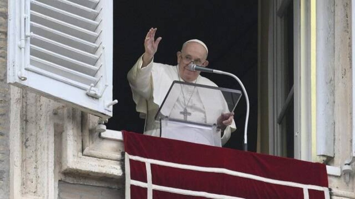 El Papa pidió en el Ángelus tener misericordia y no juzgar a los demás, como no lo ha hecho Jesús con nosotros.
