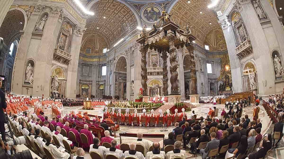 Durante los meses de restauración podrá seguir celebrándose misa en el Altar Mayor que cubre el baldaquino. Foto: Agencia SIR.