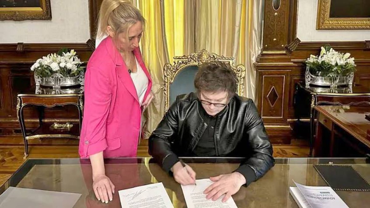 Javier Milei, junto con la secretaria general de la Presidencia argentina, su hermana Karina Milei.