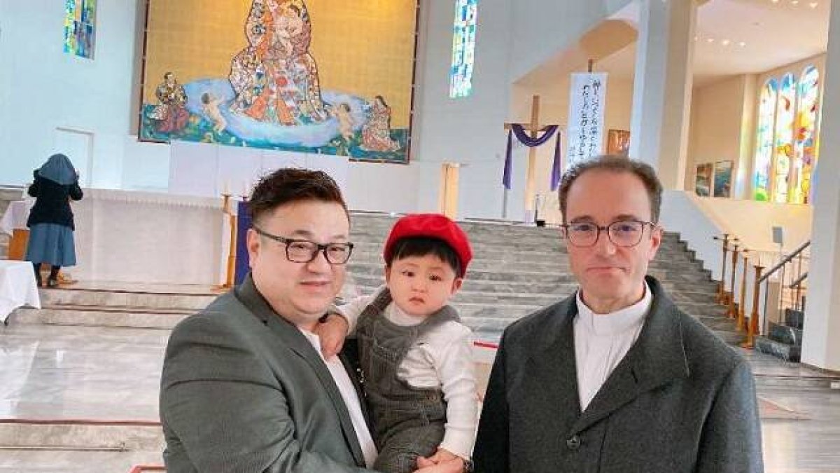 Tadashi, su hijo Koki y el padre Nuno en su parroquia de Osaka donde se han bautizado esta Pascua