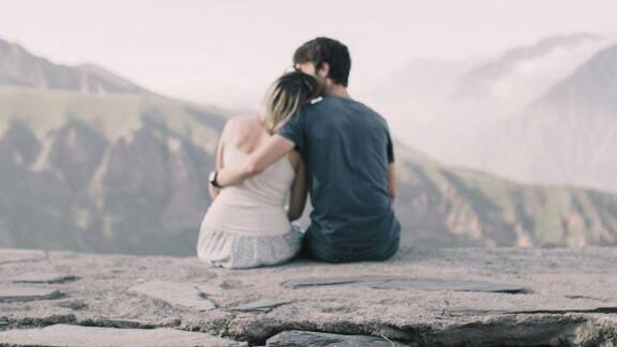 Al borde del abismo, pero también de la grandeza, una pareja enamorada - foto de Aiony Haust en Unsplash