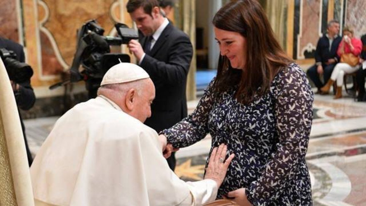 Francisco bendice a una embarazada y a su hijo, en un gesto que acostumbra. Foto: Vatican Media.