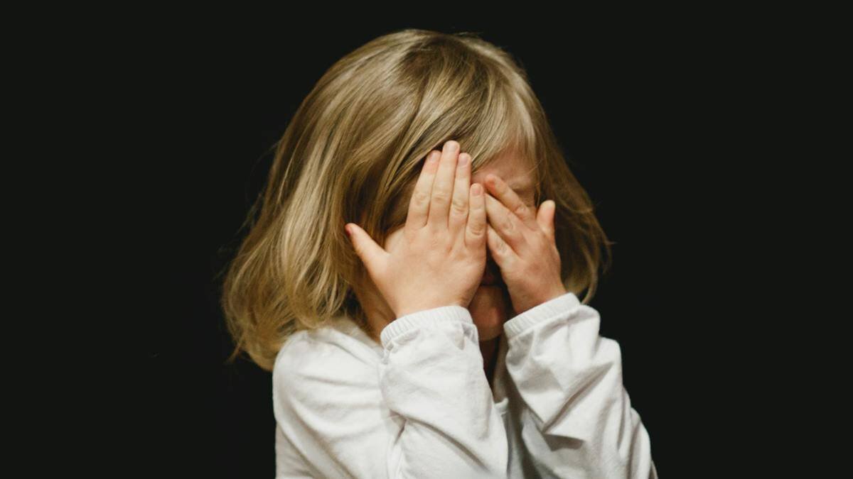 Los niños ven cada vez peores contenidos, a través de cada vez más medios, y a una edad cada vez más temprana. Seis asociaciones españolas quieren alertar de este problema. Foto: Caleb Woods / Unsplash.