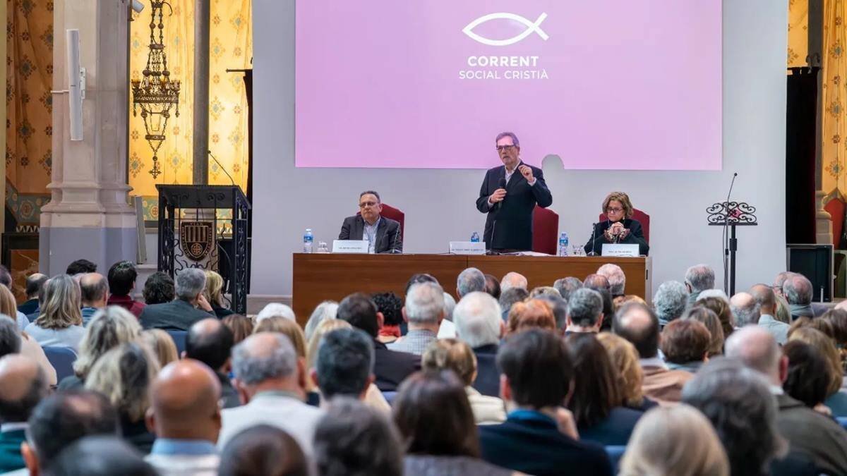 Intervención de Josep Miró i Ardèvol en el acto fundacional de Corriente Social Cristiana, el 3 de febrero en el Aula Magna de la Universidad Abat Oliba de Barcelona. Foto: Facebook.