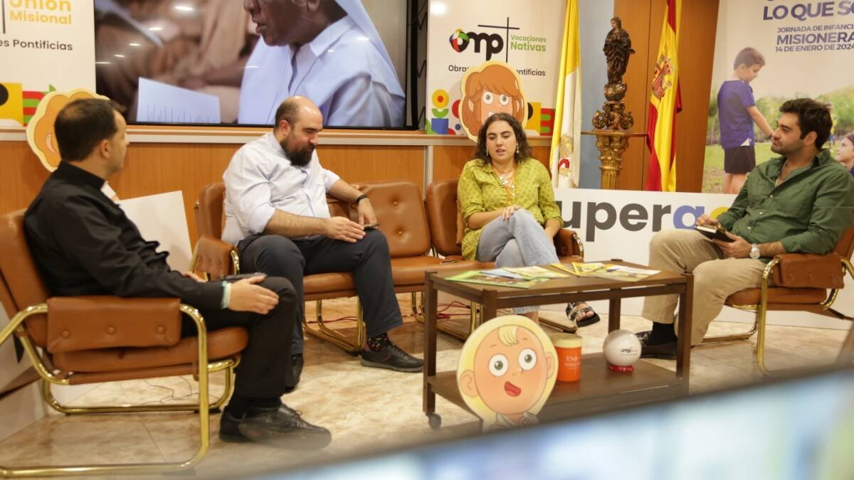 El sacerdote de Getafe Julián Lozano, Fran Pinilla, la joven de Hakuna Rocío Campos y el misionero digital Carlos Taracena, en la tertulia de Supergesto.