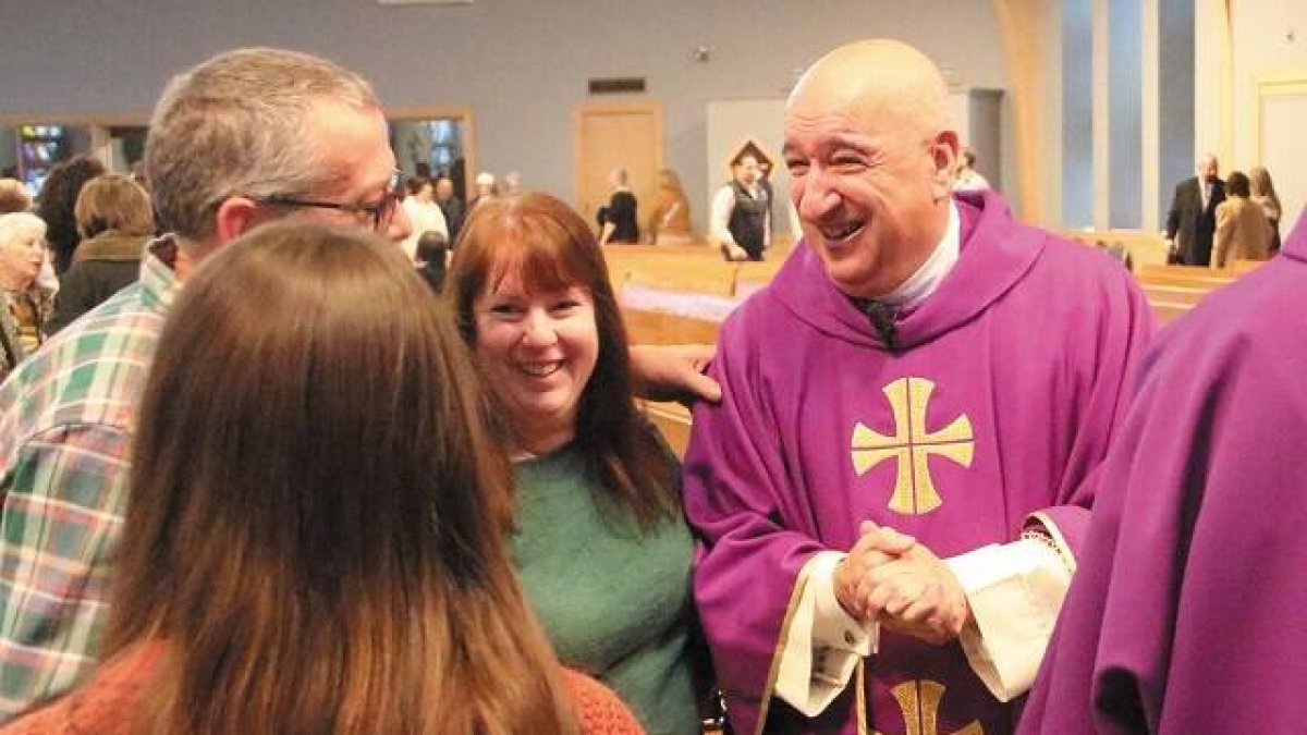 El padre Robert Marciano saluda feligreses en Warwick, al cumplir 40 años de sacerdocio