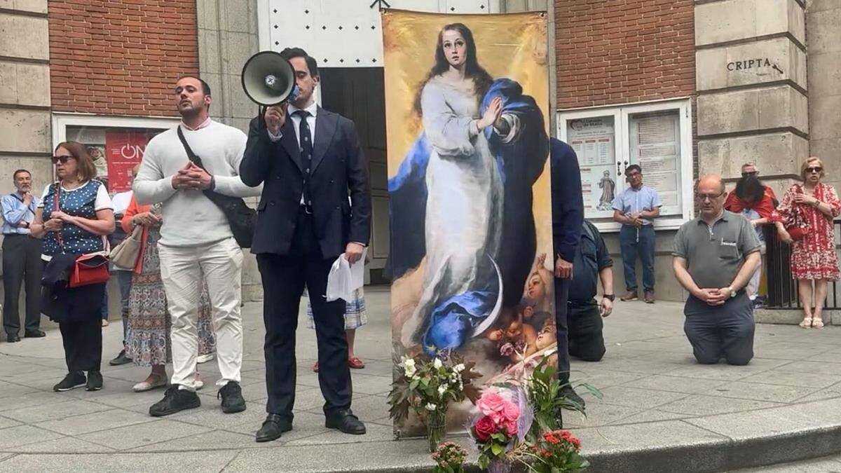 José Andrés Calderón dirige el Rosario con un megáfono a las puertas del Santuario del Inmaculado Corazón de María de Madrid, en Ferraz esquina Marqués de Urquijo.