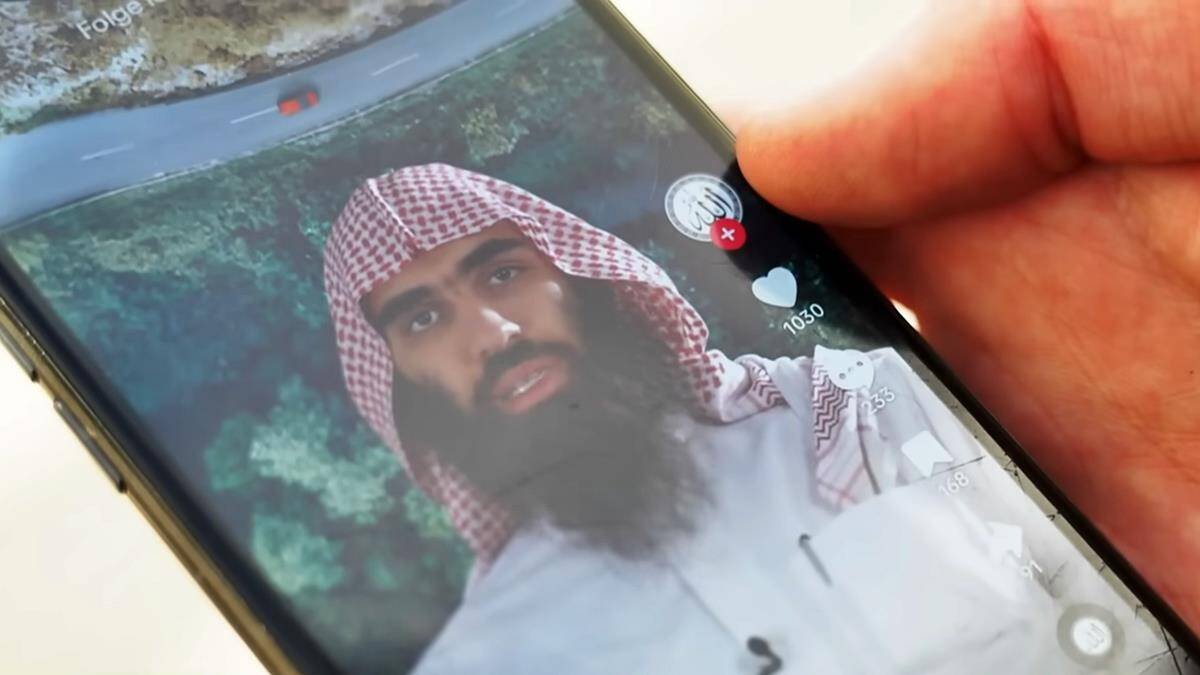 Islamización en alemán para adolescentes alemanes de primera o segunda generación, a través de las redes y en un entorno escolar donde empiezan a ser mayoritarios: una situación que va a más. Foto: captura WDR Aktuell.