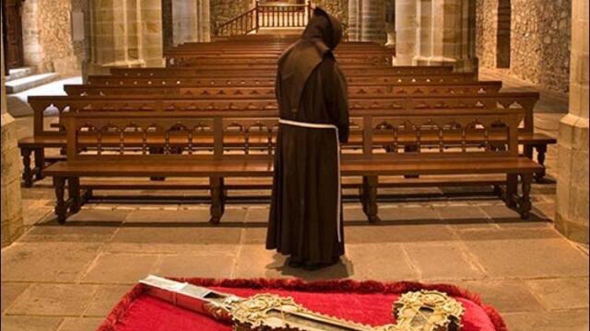 La reliquia de la Cruz en Santo Toribio con uno de sus guardianes franciscanos