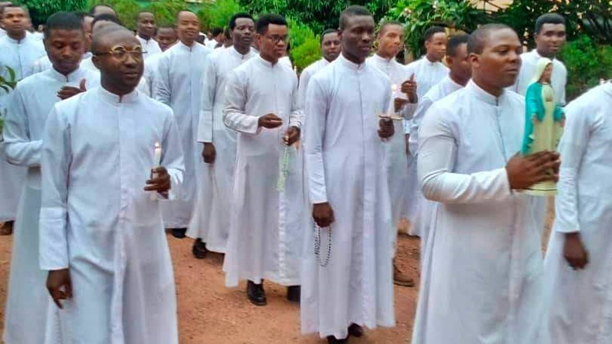 Seminaristas de la diócesis de Jos, en Nigeria. La sociedad africana sigue siendo teocéntrica y eso fundamenta una fe capaz de resistir el martirio islamista y la colonización ideológica globalista.