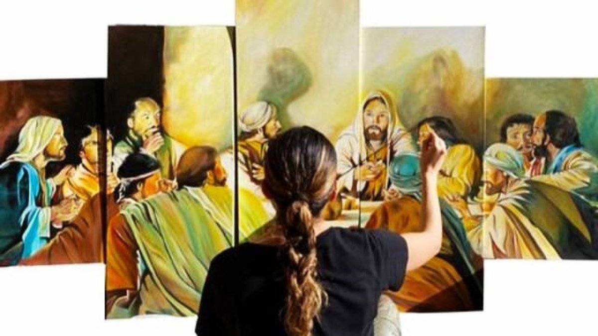 María Camila Clavijo -en la imagen, elaborando su oleo sobre liennzo de La última cena- se dedica hoy profesional y vitalmente al arte sacro, desarrollando además su vocación evangelizadora desde el arte.