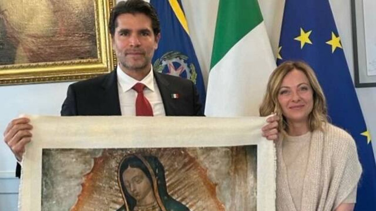 Verástegui muestra la Virgen de Guadalupe que regala a Giorgia Meloni, la Primera Ministra italiana