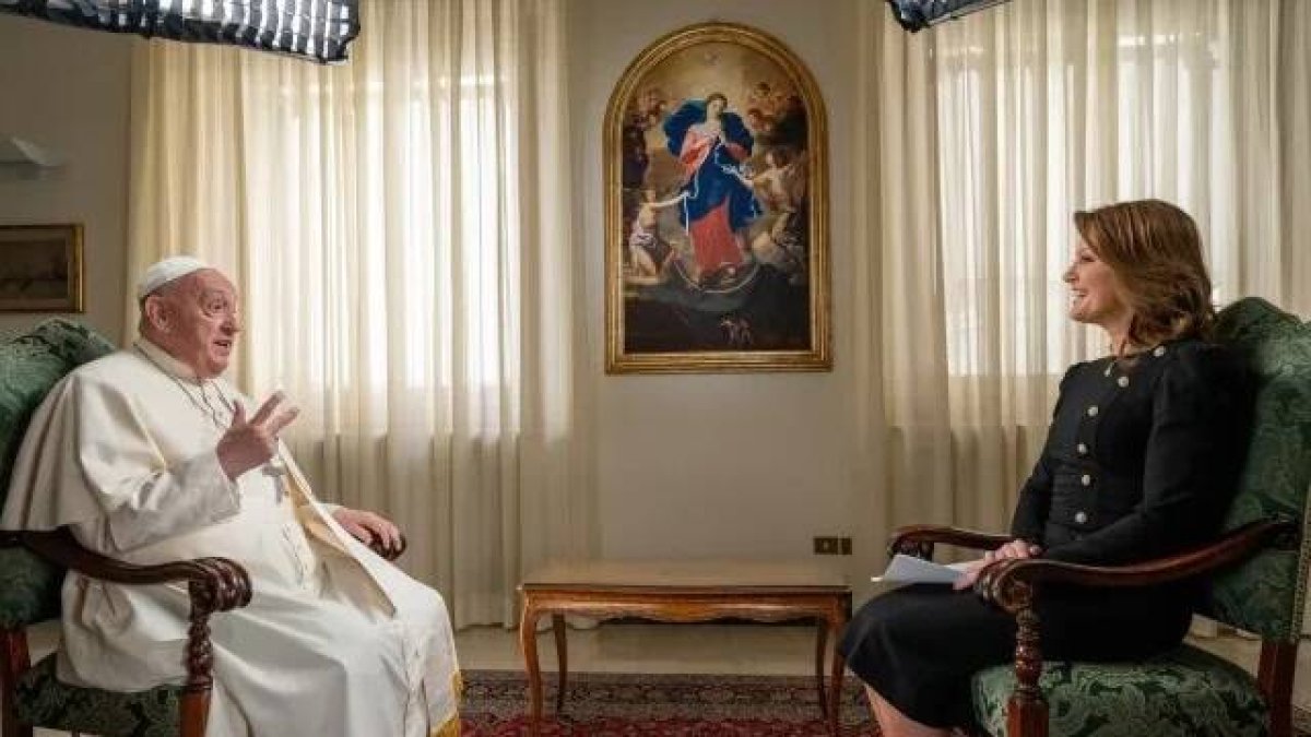 El Papa Francisco, con Nora O'Donnell, durante su última entrevista a la CBS que se emite este 19 de mayo.