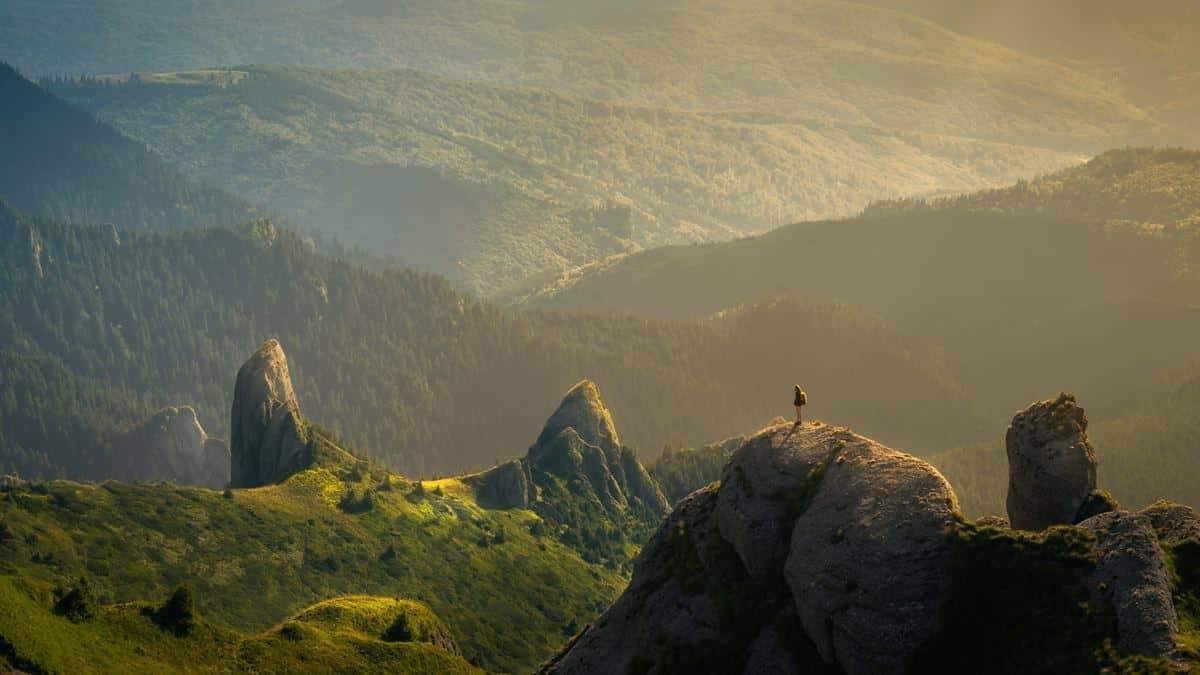 El lugar que al hombre le corresponde dentro del orden natural no es el de estar por encima ni por debajo de la naturaleza, sino al frente. Foto (contextual): David Marcu / Unsplash.