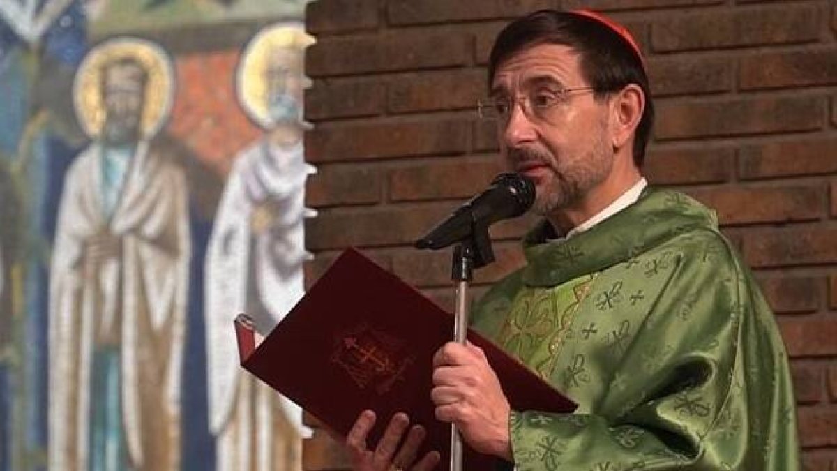 El cardenal de Madrid, José Cobo, pronunciando una homilía