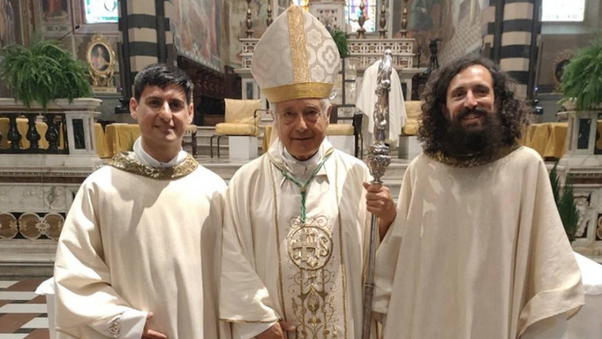 Don Giulio, de 38 años (a la derecha), trabajó como docente y educador. Don Michele (a la izquierda), a los 19 años decidió convertirse en policía militar (foto: Diócesis de Prato).