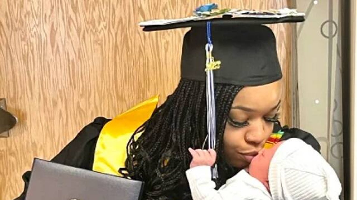 Jada Sayles fue noticia porque dio a luz en su graduación... maternidad e investigación se apoyan