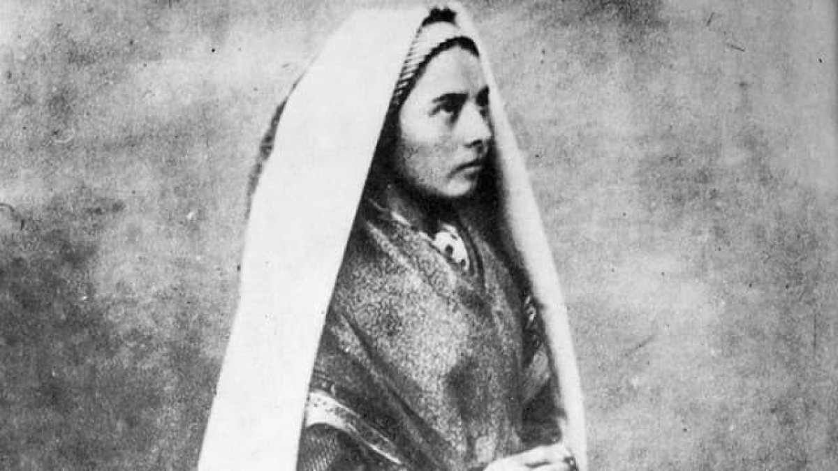 Santa Bernadette tenía 14 años cuando la Virgen se le apareció en Lourdes, y falleció cuando tan sólo tenía 35.