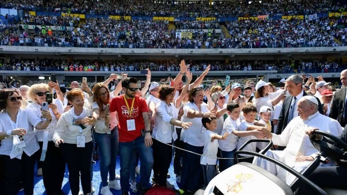 Francisco, vitoreado por los fieles que llenaron el estadio Bentegodi de Verona para la misa de la víspera de Pentecostés.