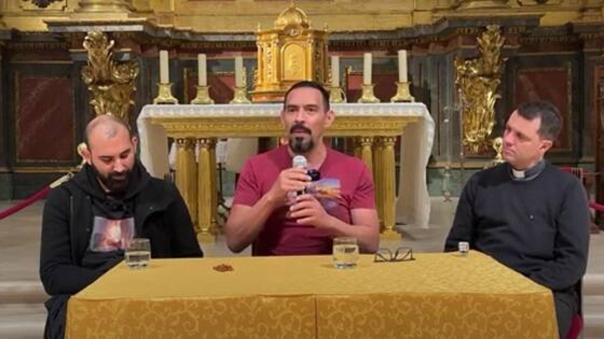 Fran y David cuentan en una parroquia sus testimonios de dejar la vida gay con ayuda de Dios