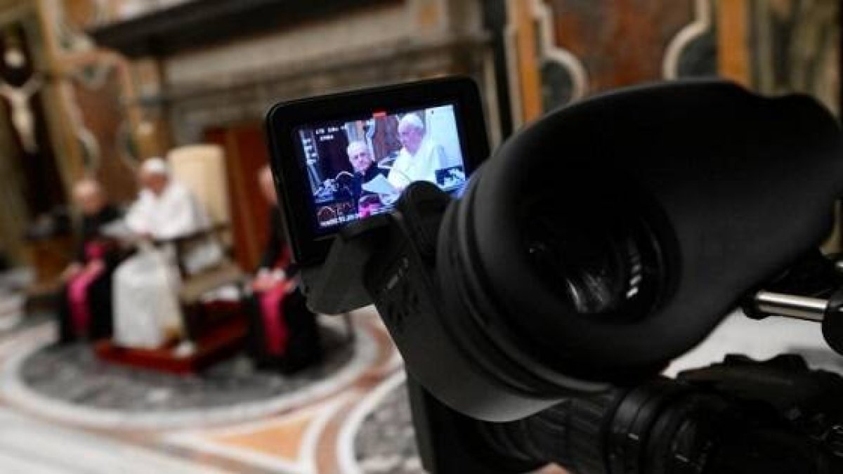 Una cámara enfoca al Papa Francisco, símbolo de la relación entre prensa e Iglesia - foto de VaticanMedia
