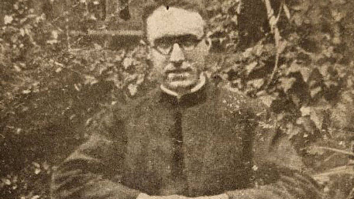 El jesuita Fernando Huidobro murió en el frente en 1937 mientras administraba los últimos sacramentos a un herido. Actualmente está en curso su proceso de beatificación.