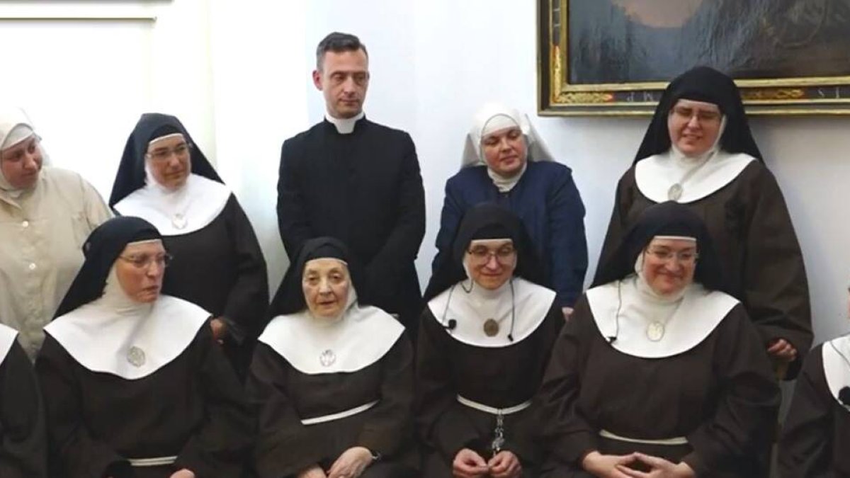 Las clarisas de Belorado, junto con el sacerdote vinculado a Pablo de Rojas que ahora las asiste espiritualmente. Foto: Captura Telecinco.