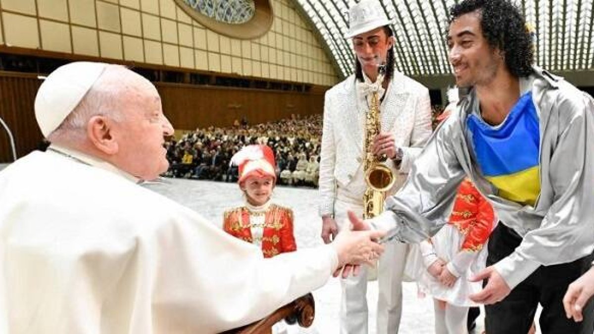 Unos artistas de circo saludan al Papa en su audiencia del miércoles