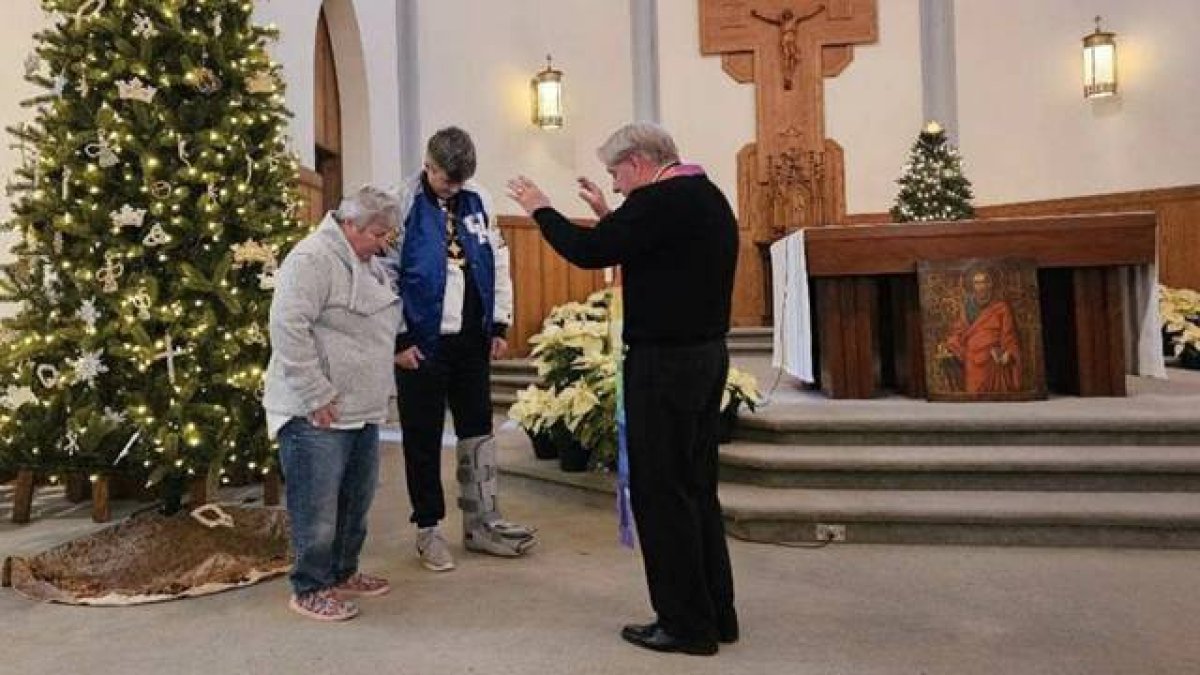 A las pocas fechas de 'Fiducia supplicans', el padre Richard, de la iglesia de San Pablo en Lexington (Kentucky), bendijo a una pareja lesbiana unida civilmente desde hace 22 años. Foto: perfil de Facebook de la parroquia.