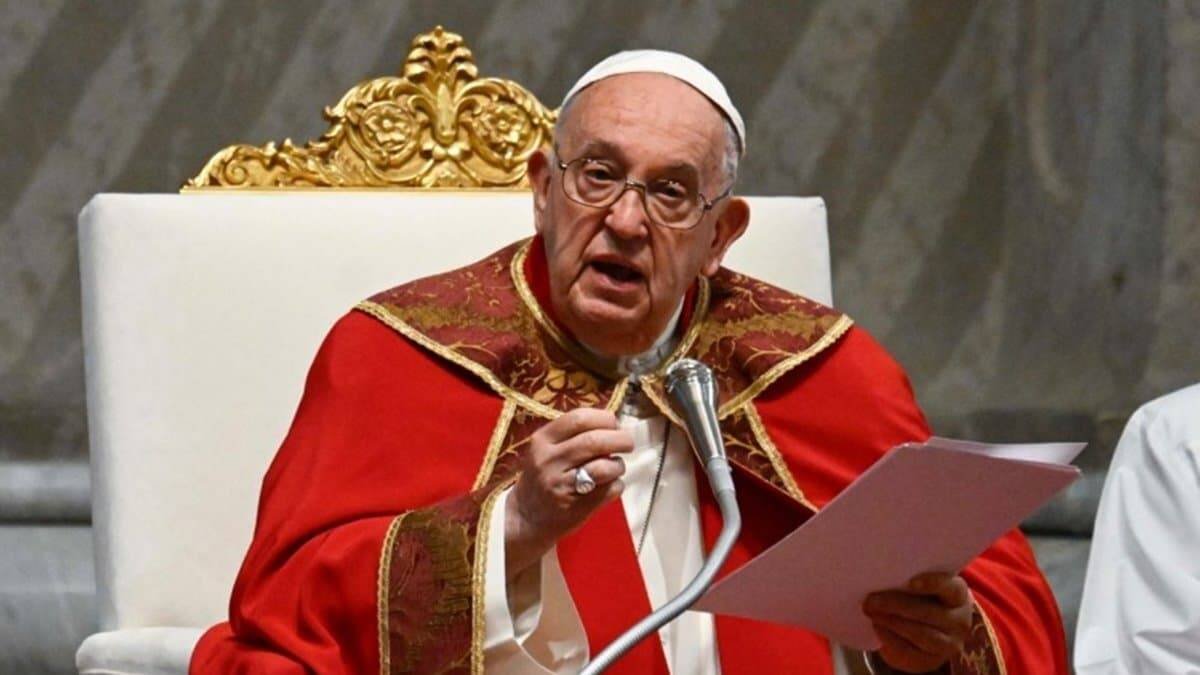 Francisco improvisó algunos de los pasajes de su homilía para recalcar mejor su mensaje de que el impulso del Espíritu se traduzca en acogida a los hermanos. Foto: Vatican Media.