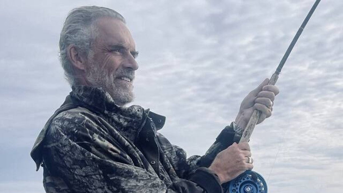 Jordan Peterson pescando - ni frío ni viento ni críticas le achantarán, y, comunicador, pescará en río revuelto