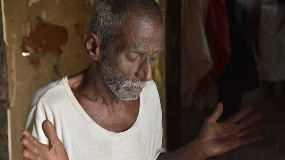 El señor Piyasena es un cristiano de 80 años que vive solo, en Sri Lanka, rechazado por su familia que no acepta su cristianismo