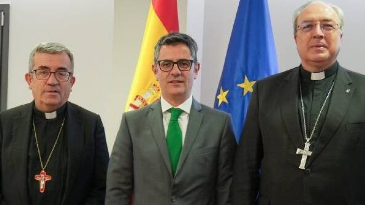 El arzobispo Argüello, a la izquierda, y el obispo García Magán, a la derecha, flanquean al obispo socialista Félix Bolaños