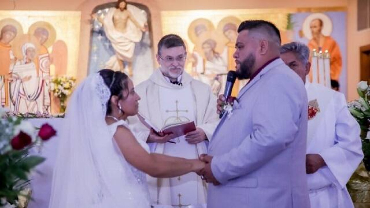 Salvador y Marquelia en su boda, tras unos años duros, Dios reencauzó su vida y relación
