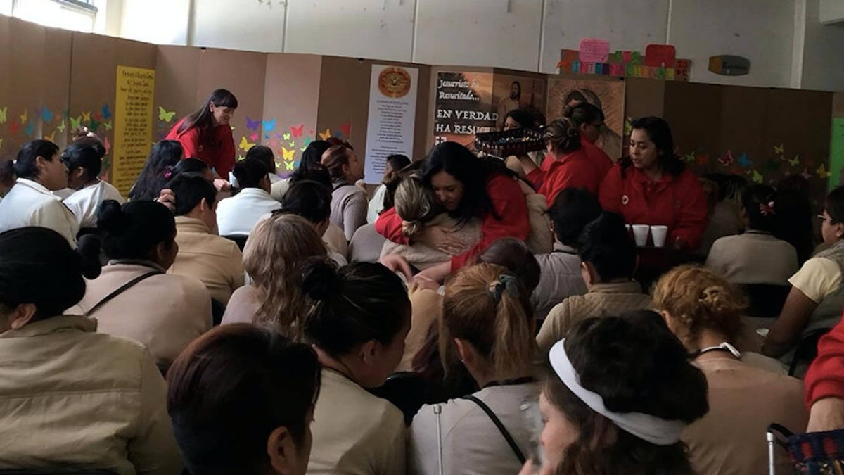 Entre los testimonios que más recuerdan está el de una mujer condenada por ser una sicaria de un cartel de narcotráfico mexicano. Ella, como las demás del módulo de máxima seguridad, ve la luz del sol solo una hora al día.