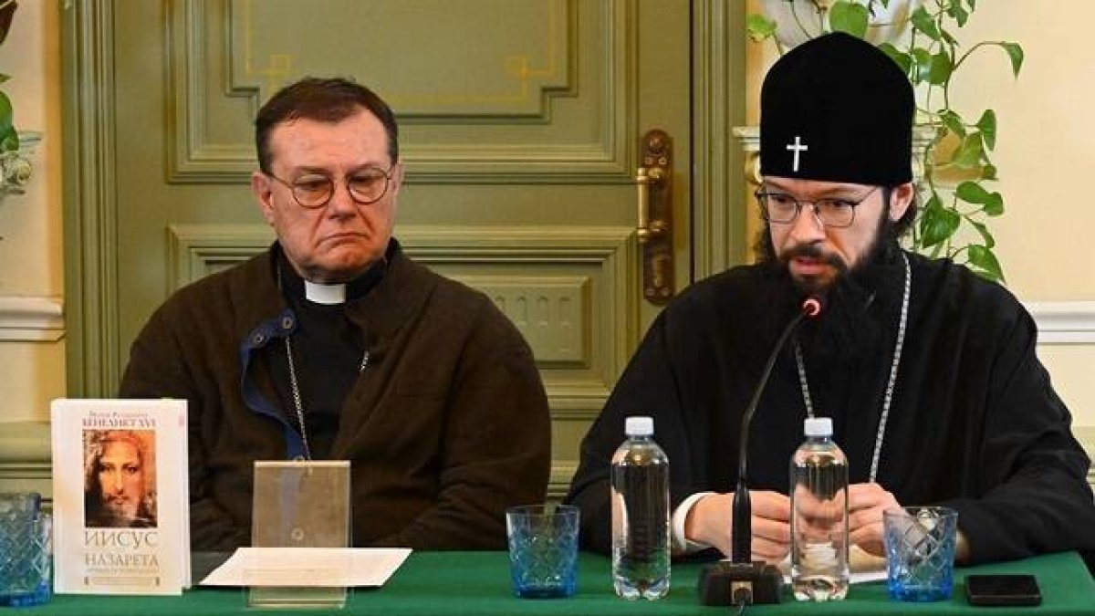 El arzobispo católico Paolo Pezzi, con el metropolita Antonio, presentan Jesús de Nazaret, de Benedicto XVI, en ruso en Moscú